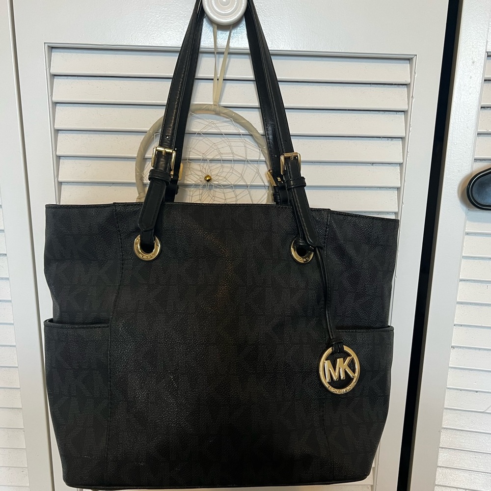 Michael Kors purse and matching wallet SELLING TOGETHER FOR 1 PRICE